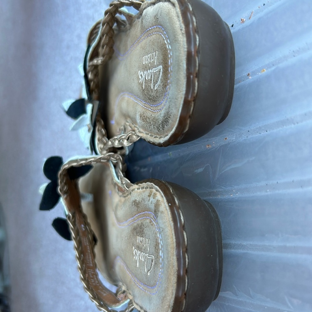 Clark’s Artisan white floral designed all leather sandals with comfort soles. - Picture 4 of 5